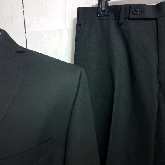 Van Heusen 44R 2 Button Black 2pc Suit - Picture 2 of 13